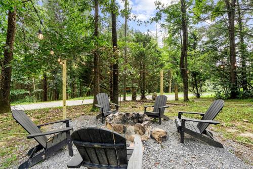 Κήπος έξω από το Resplendent Cabin Haven near Shenandoah River in Virginia