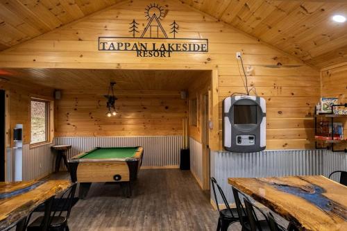 una camera con tavolo da ping pong e TV di Pet-Friendly Tree Cabin by Tappan Lake with Lofted Space in Ohio 