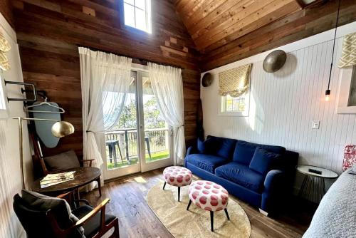 Posezení v ubytování Unique Soundfront Rental Set in Kitty Hawk Woods Coastal Preserve of North Carolina
