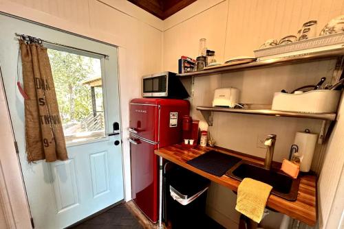 Kuchyň nebo kuchyňský kout v ubytování Unique Soundfront Rental Set in Kitty Hawk Woods Coastal Preserve of North Carolina