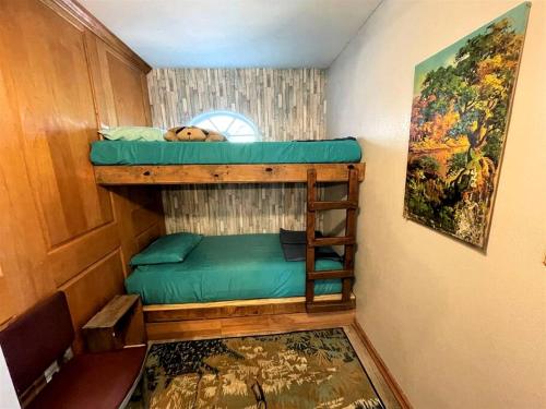Postel nebo postele na pokoji v ubytování Two-Story Cabin Rental for Large Groups along Hamilton Creek in Marble Falls, Texas