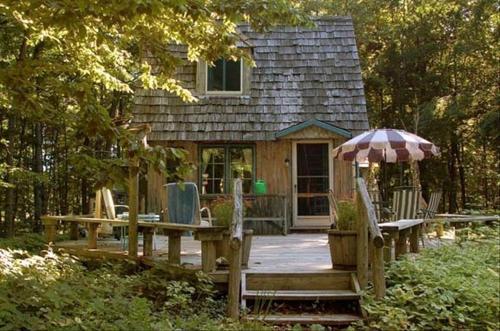 Κήπος έξω από το Charming and Secluded Log Cabin Rental on Small Farm near Lake Michigan