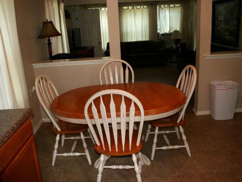 einen Esstisch mit 2 Stühlen und eine Küche in der Unterkunft Spacious 10-Person Cabin Rental on Lake Dunlap near Austin, Texas in Schumannsville