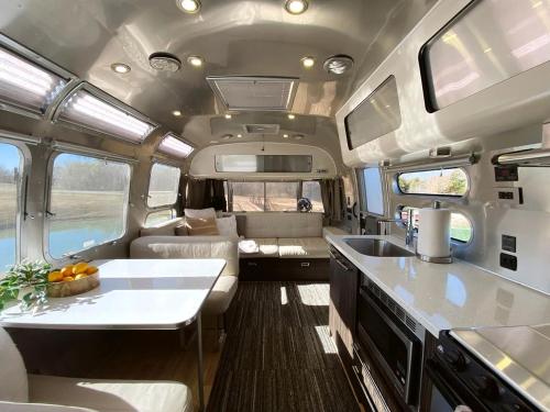 Кухня или мини-кухня в Outstanding Airstream Close to Stunning Hiking Trails in Bristol, Texas
