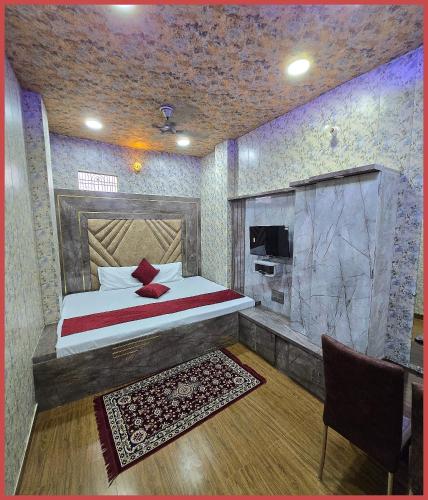 Postel nebo postele na pokoji v ubytování KASHIKAA - G HOUSE ! Comfoortable & Affordeble Stay In the Heart of Varanasi - Near The Holy Kashi Vishwanath Temple !!