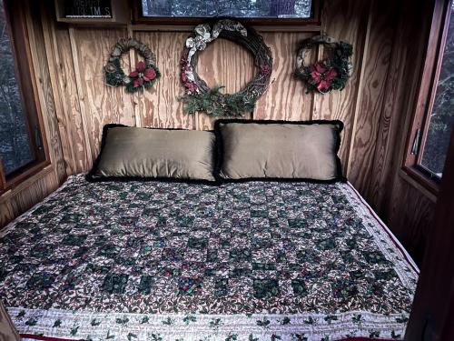 Postel nebo postele na pokoji v ubytování Texas Safari Camp Hummingbird Tree House