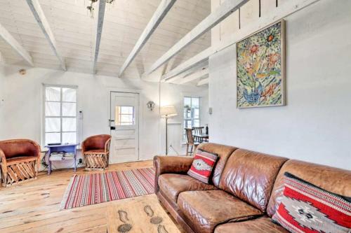 un salon avec un canapé et un tapis dans l'établissement Artistic Garden Casita on Organic Farm in New Mexico, à San Cristobal