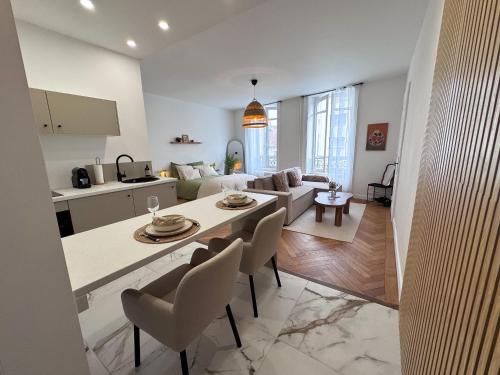 Una cocina o cocineta en La Suite Asmée - Centre-ville Lons-le-Saunier