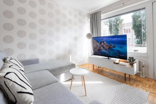 TV a/nebo společenská místnost v ubytování Cosy downtown apartment with balcony