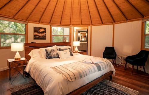 Postel nebo postele na pokoji v ubytování Gorgeous Glamping Yurt for a Unique Romantic Getaway near Austin