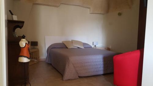 een slaapkamer met een bed en een lamp erin bij Casa Il Gufo e la Pupa in Matera