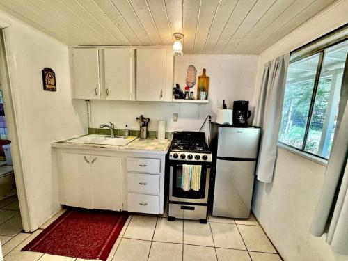 Dapur atau dapur kecil di Rural Log Cabin Rental for Couples near Taos Ski Valley