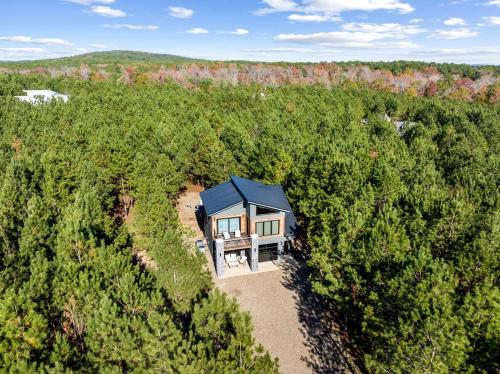 Vue de tête d'une maison au milieu d'une forêt dans l'établissement Amazing Secluded Cabin Perfect for Couples in Broken Bow, Oklahoma, à Stephens Gap