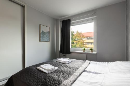 Postel nebo postele na pokoji v ubytování Cosy downtown apartment with balcony