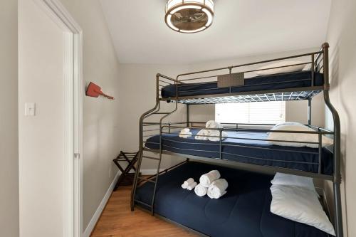 a bunk bed room with two bunk beds at Lighthouse Views & Lake Vibes – 4BR Retreat in Livingston, TX in Blanchard