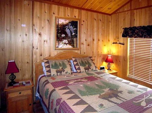 Ένα ή περισσότερα κρεβάτια σε δωμάτιο στο Family-Friendly Cabin Ideal to Create New Memories in Inverness, Florida