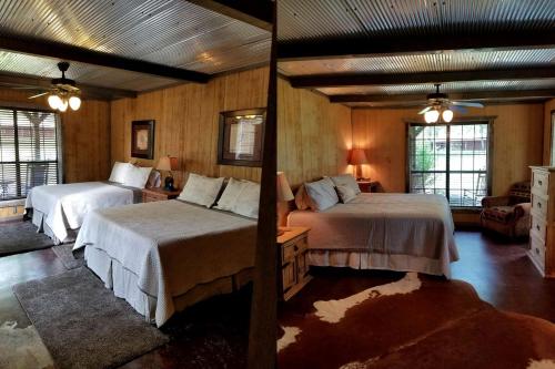 Postel nebo postele na pokoji v ubytování Elegant Ranch Cabin near the Buffalo River National Park in St. Joe, Arkansas