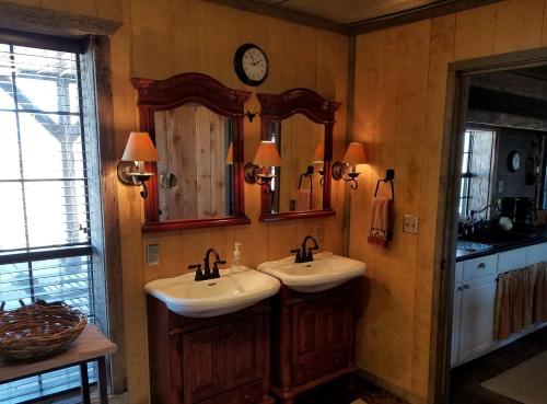 Fotografie z fotogalerie ubytování Elegant Ranch Cabin near the Buffalo River National Park in St. Joe, Arkansas v destinaci Duff