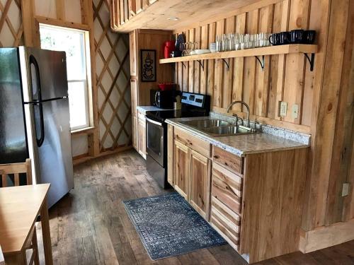 Kuchyň nebo kuchyňský kout v ubytování Sunny Yurt Rental with a Beautiful Interior on the New River in Virginia