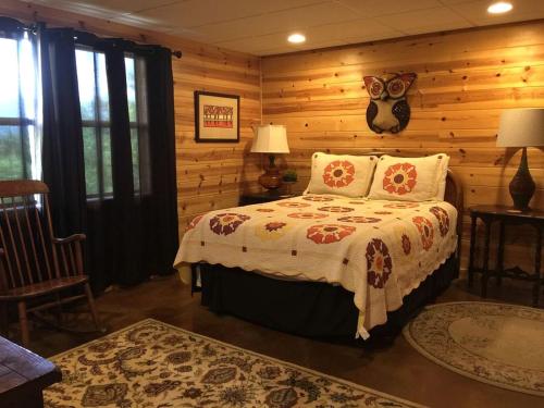 Postel nebo postele na pokoji v ubytování Breathtaking Cabin Rental with a Private Hot Tub in Hiawassee, Georgia