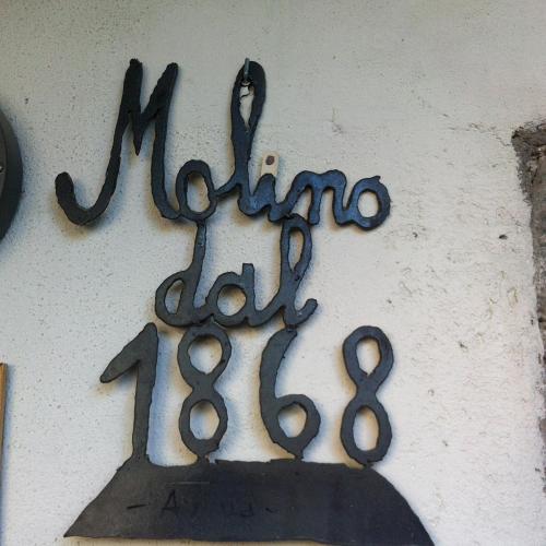 a metal sign that says mums day on a wall at Mortirolo in Mazzo di Valtellina