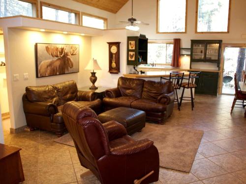 Χώρος καθιστικού στο Luxury Cabin with Incredible Views of Tonto National Forest in Arizona