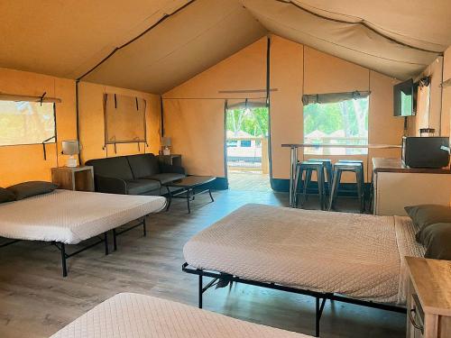 Posezení v ubytování Lovely Safari Tent with River Access, Fire Pit and Barbecue in Staples, Texas