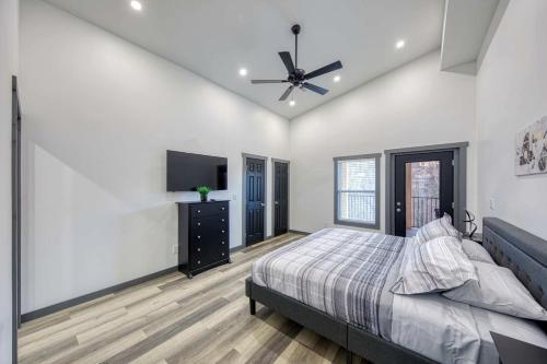 ein Schlafzimmer mit einem Bett und einem Deckenventilator in der Unterkunft Brand-New Luxury Cabin with Game Room & Hot Tub near Downtown Gatlinburg, TN in Chalet Village