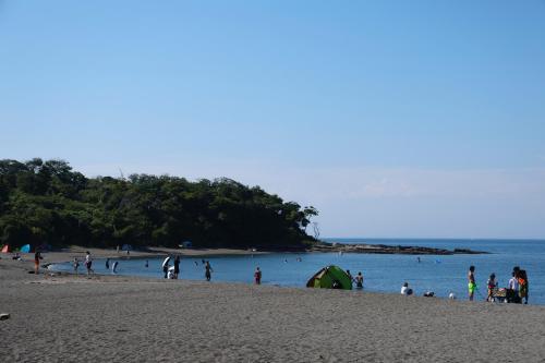 a group of people on a beach near the water at DokiDoggie館山DIANA in Tateyama