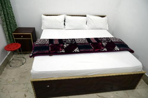 a bed in a room with at maa kalishila home stay in Ukhimath