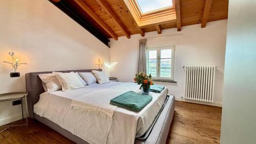 a bedroom with a large bed with a window at Villa Laitona in Quinto di Valpantena