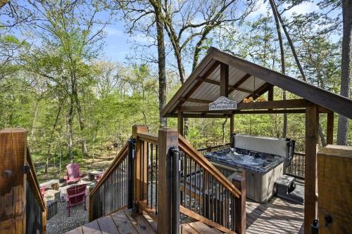 Balkón nebo terasa v ubytování Creekside Cabin Perfect for Family Getaways in Broken Bow, Oklahoma