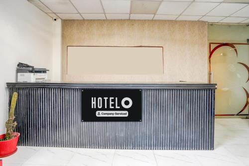 IndirapuramにあるSuper Hotel O Sector 51 Metro Station Formerly Shubham Residencyの部屋の金属製の壁にホテルの看板が掲げられている