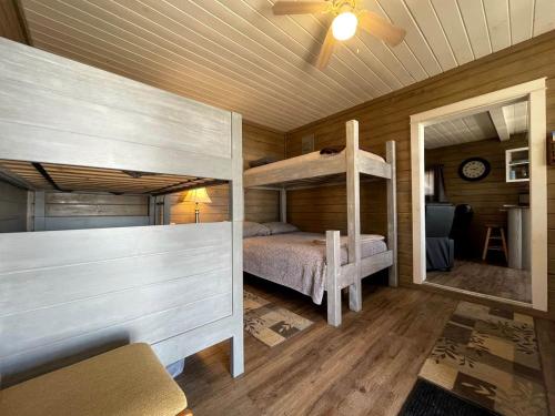 - une chambre avec des lits superposés dans une cabine dans l'établissement Portage Lakeside Cabins in Portage Lake, ME, à Portage Lake Municipal Seaplane Base