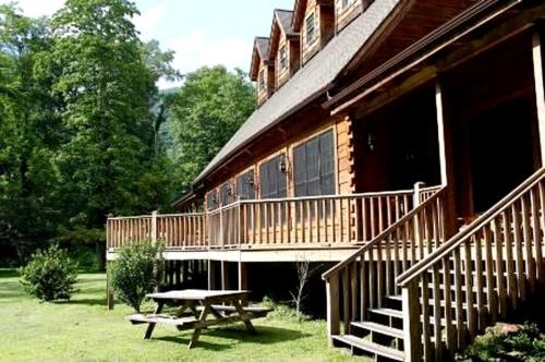 Φωτογραφία από το άλμπουμ του Spacious Lodge with Many Rooms, and Great Nature Surroundings in West Virginia σε Monterville