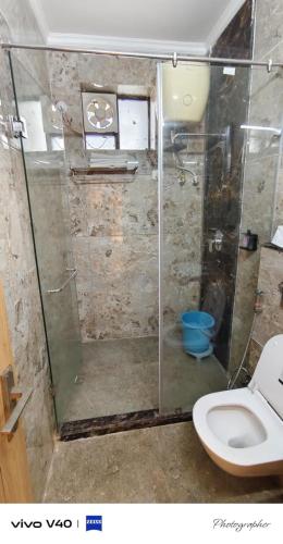 Bilik mandi di Hotel Basera Vrindavan