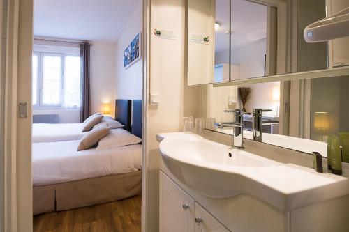 Postel nebo postele na pokoji v ubytování Hôtel de la Plage