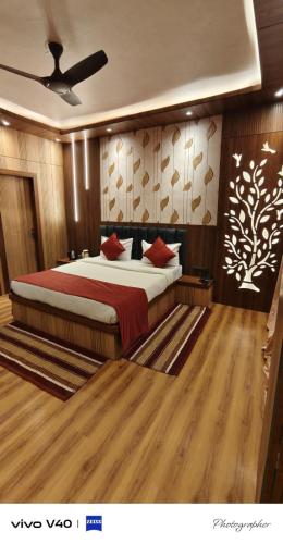Katil atau katil-katil dalam bilik di Hotel Basera Vrindavan