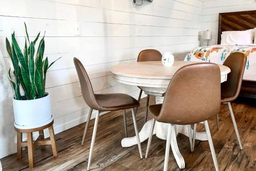 a table and chairs in a room with a plant at Entire Three Cabins Property Perfect for Big Groups in Marion, Illinois in Sunset Harbor