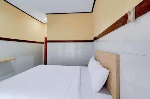 a bedroom with a bed in a room at Townhouse Oak @lebak Bene Near Kuta Beach in Legian