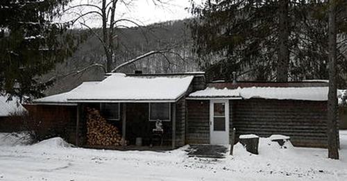 Huge Rustic Cabin Rental in the Catskills of Upstate New York v zimě