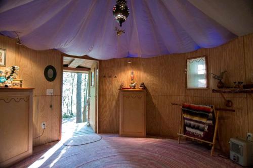Ένα ή περισσότερα κρεβάτια σε δωμάτιο στο Enchanting Yurt Rental for a Romantic Getaway in North Carolina