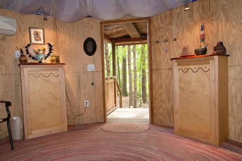 Φωτογραφία από το άλμπουμ του Enchanting Yurt Rental for a Romantic Getaway in North Carolina σε Richfield