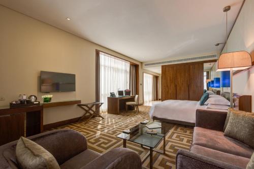 Uma TV ou centro de entretenimento em Rosh Rayhaan by Rotana