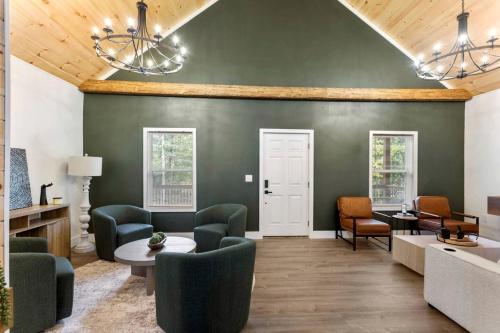 Χώρος καθιστικού στο Stylish Lakehouse with Black-and-White Modern Design near Lake Hartwell, Clemson SC