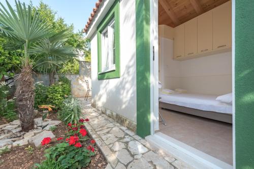 une maison d'hôtes avec une chambre et un jardin dans l'établissement Mito Rooms and Apartments, à Trogir