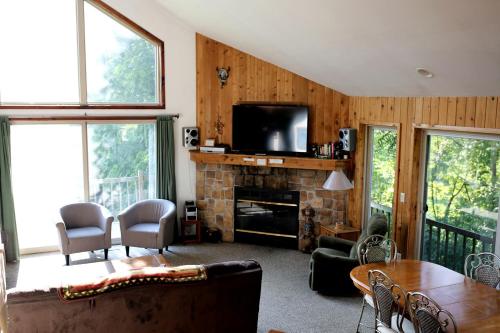 Телевизор и/или развлекательный центр в Lakefront Vacation Rental with a Deck and Hot Tub near Wisconsin Dells