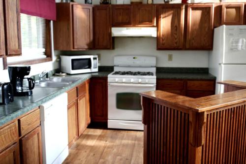Кухня или мини-кухня в Lakefront Vacation Rental with a Deck and Hot Tub near Wisconsin Dells
