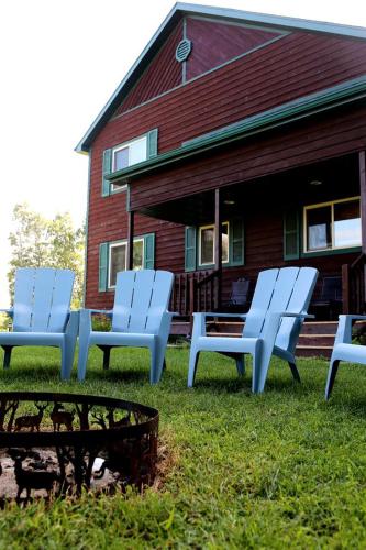 Сад в Lakefront Vacation Rental with a Deck and Hot Tub near Wisconsin Dells