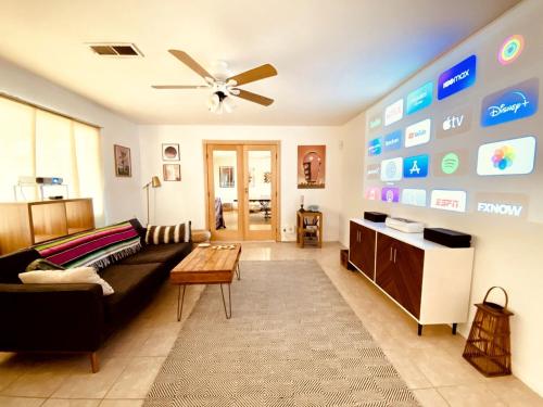 ジョシュア・ツリーにあるBeautiful Vacation Rental with Hot Tub Perfect for Glamping in Joshua Treeのソファと天井ファンのあるリビングルーム
